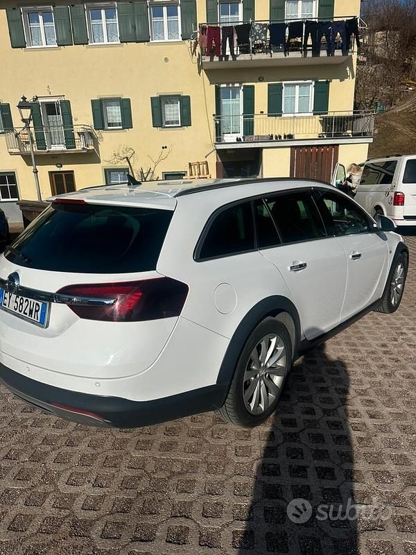 Usado Opel Insignia Cosmo 194 CV (142 kW) 2015 Blanco Familiar