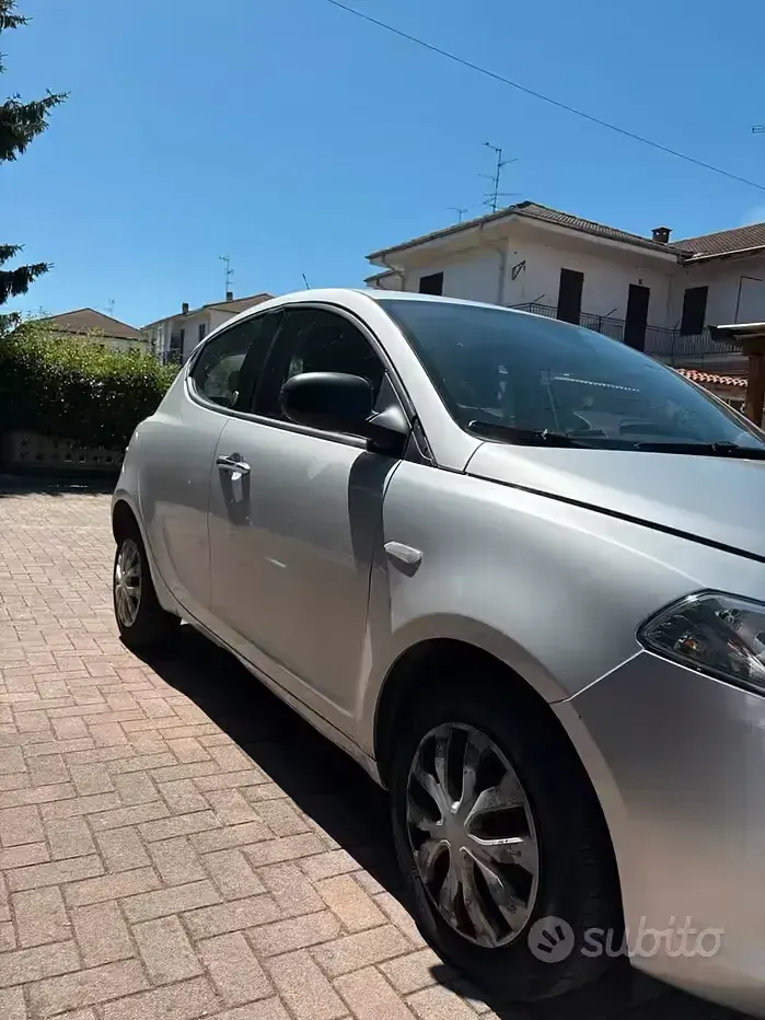 Usata Lancia Ypsilon 69 CV (50 kW) 2013 Grigio Utilitaria