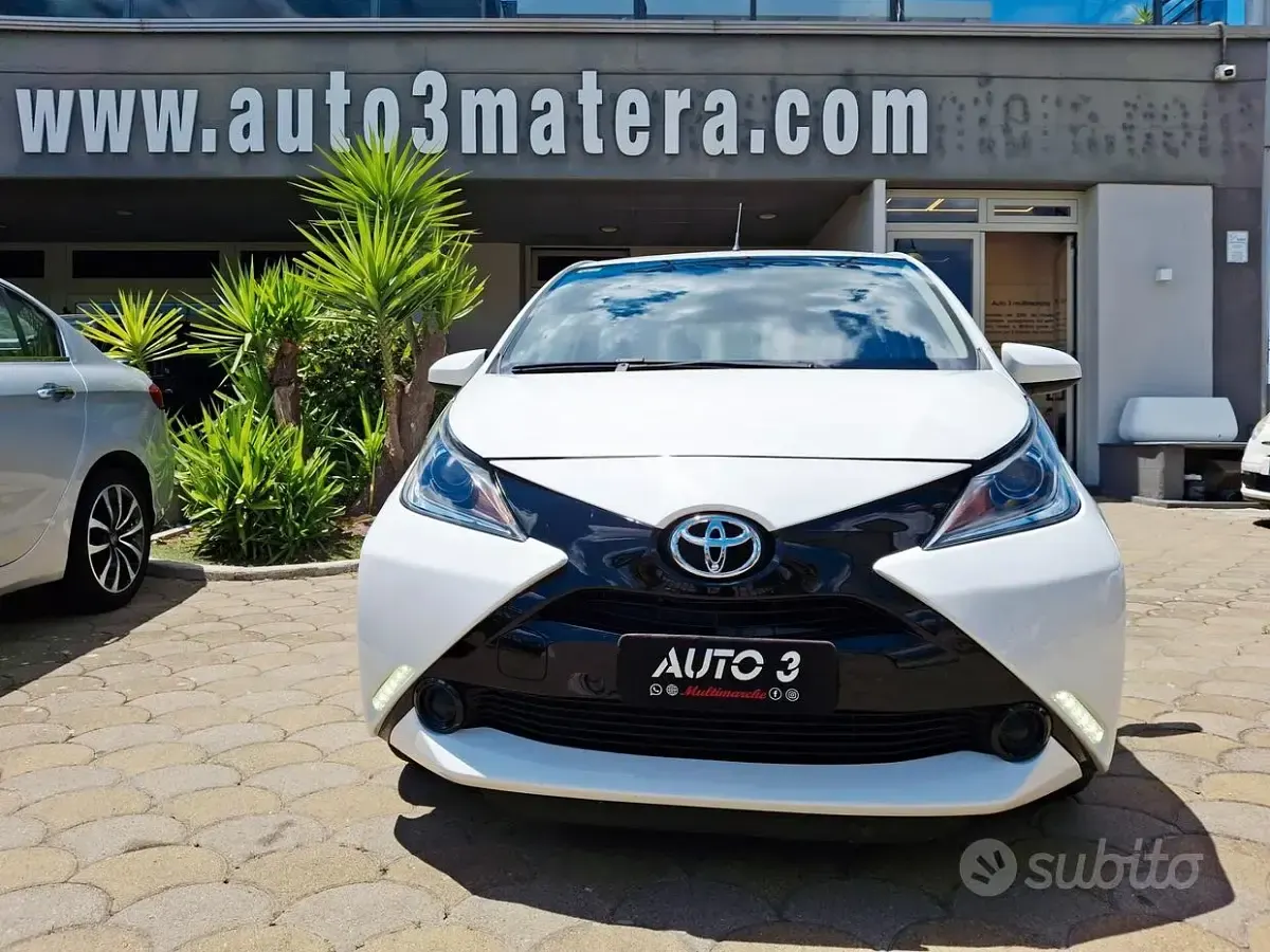 Usata Toyota Aygo Business Edition 69 CV (50 kW) 2017 Bianco Utilitaria