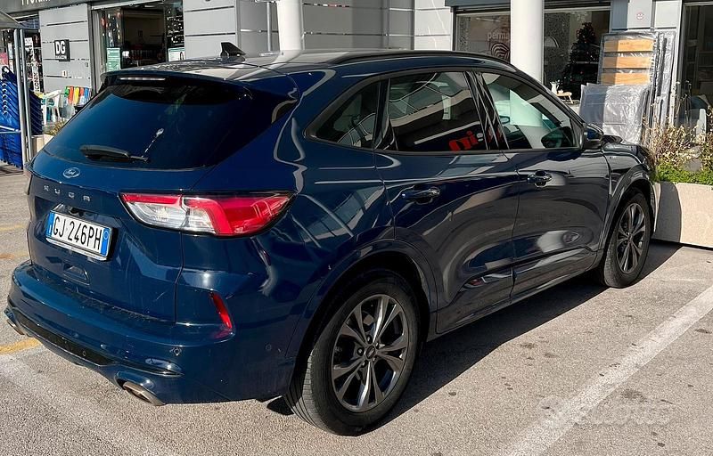 Usata Ford Kuga 120 CV (88 kW) 2022 Blu SUV