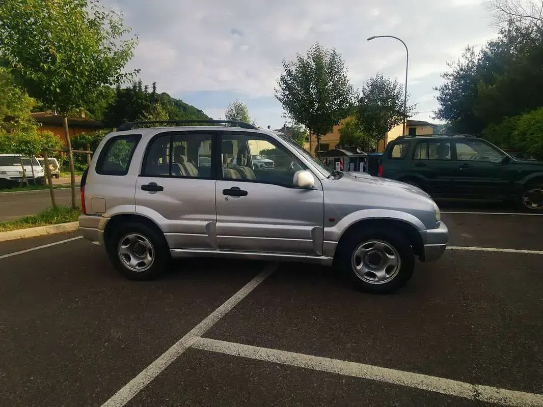 Usata Suzuki Grand Vitara 109 CV (80 kW) 2002 Argento SUV