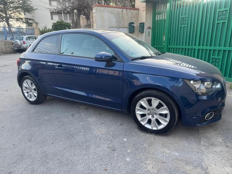 Usata Audi A1 Attraction 105 CV (77 kW) 2011 Blu Utilitaria