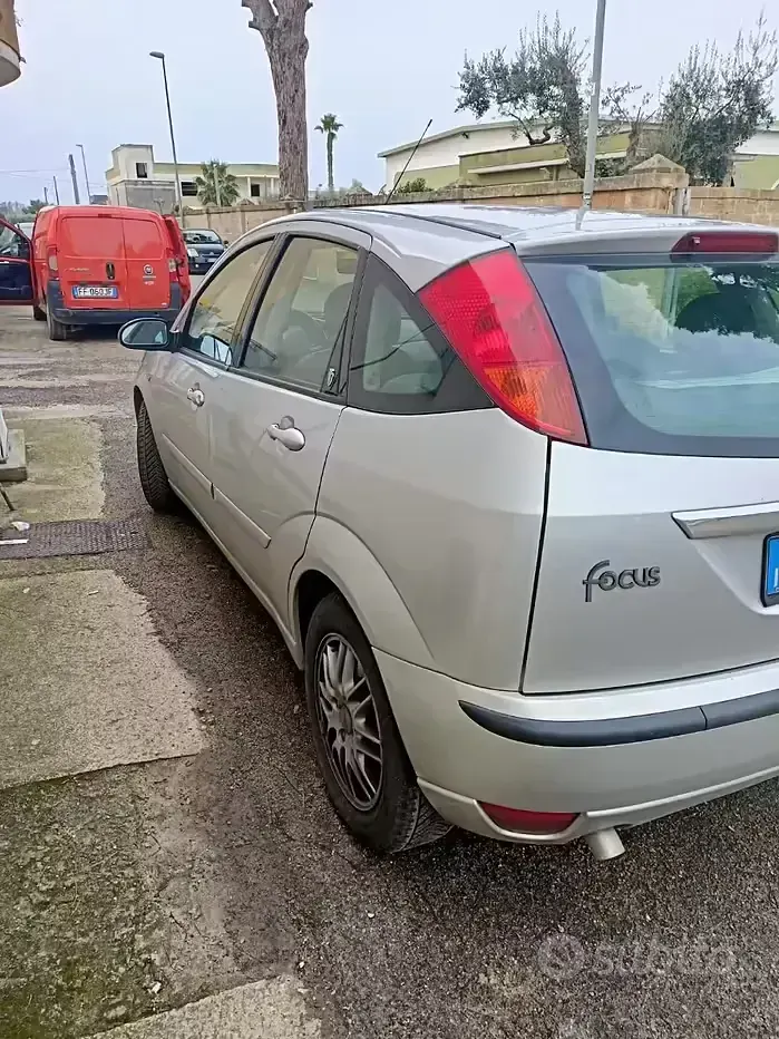Usata Ford Focus Ghia 116 CV (85 kW) 2003 Grigio Utilitaria