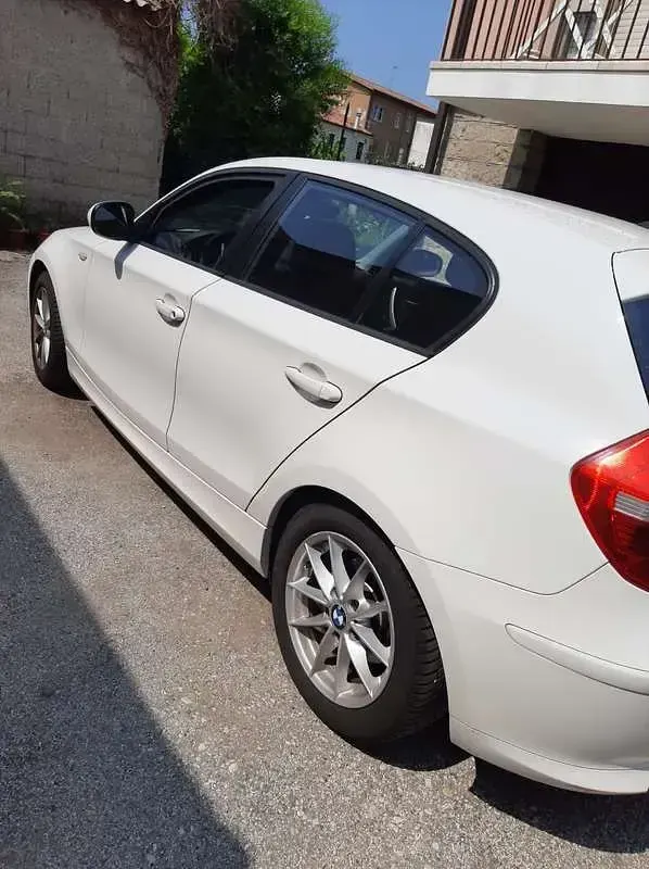 Usata BMW 116 116 CV (85 kW) 2010 Bianco Utilitaria