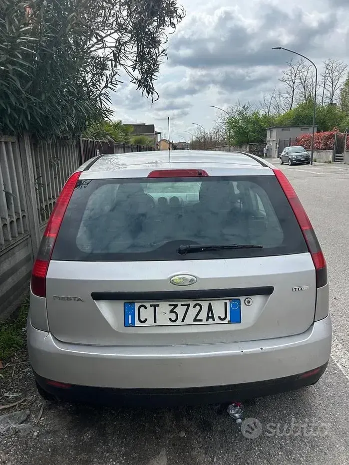 Usata Ford Fiesta 68 CV (50 kW) 2005 Grigio Utilitaria