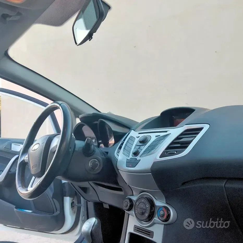 Second-hand Ford Fiesta 60 CP (44 kW) 2012 Alb Berlinǎ