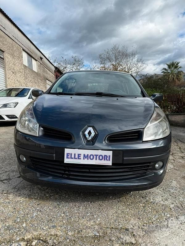 Grigio Usata 2006 Renault Clio II Tre volumi | 2600 € (Ottimo prezzo) - Immagine 1/4
