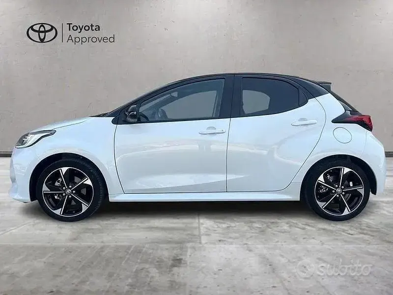 Usata Toyota Yaris Hybrid 131 CV (96 kW) 2024 Bianco Berlina
