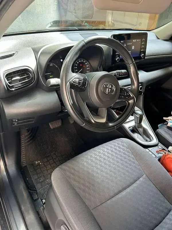 Usata Toyota Yaris Hybrid Active 92 CV (67 kW) 2021 Grigio Berlina
