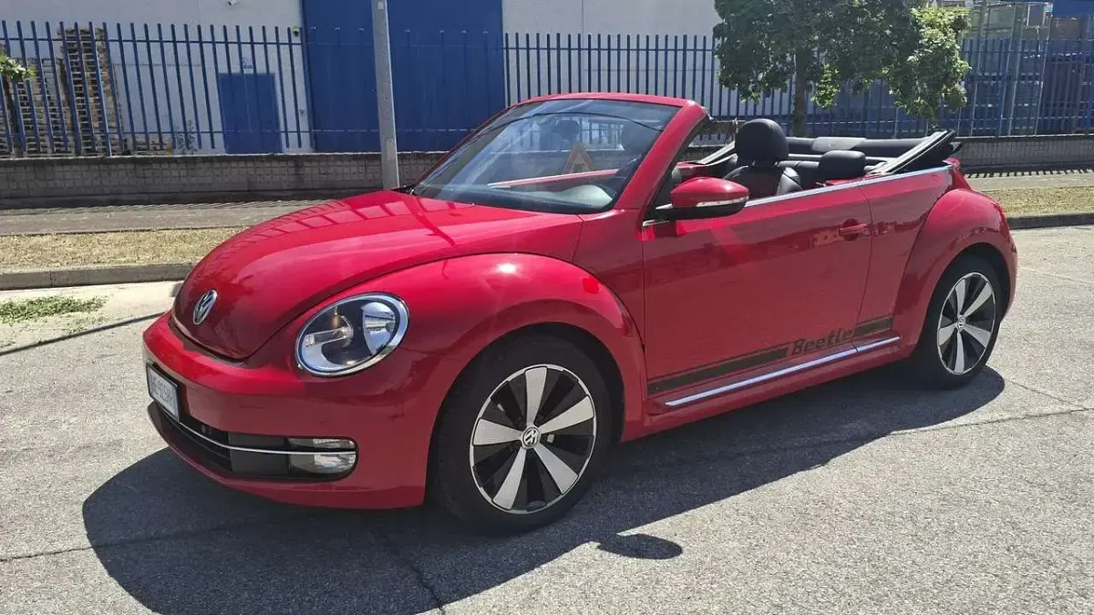 Usata VW Beetle Design 105 CV (77 kW) 2016 Rosso Utilitaria