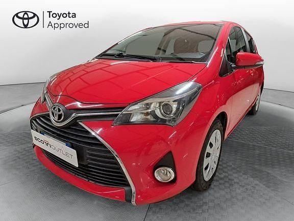 Usata Toyota Yaris Active 99 CV (72 kW) 2015 Rosso Berlina