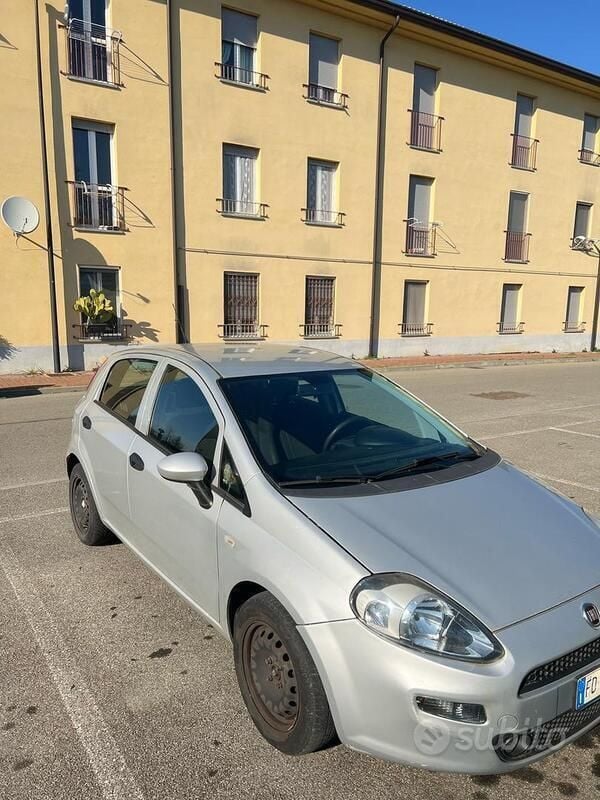 Grigio Usata 2016 Fiat Grande Punto Easy Due volumi | 4800 € (Buon prezzo) - Immagine 1/4