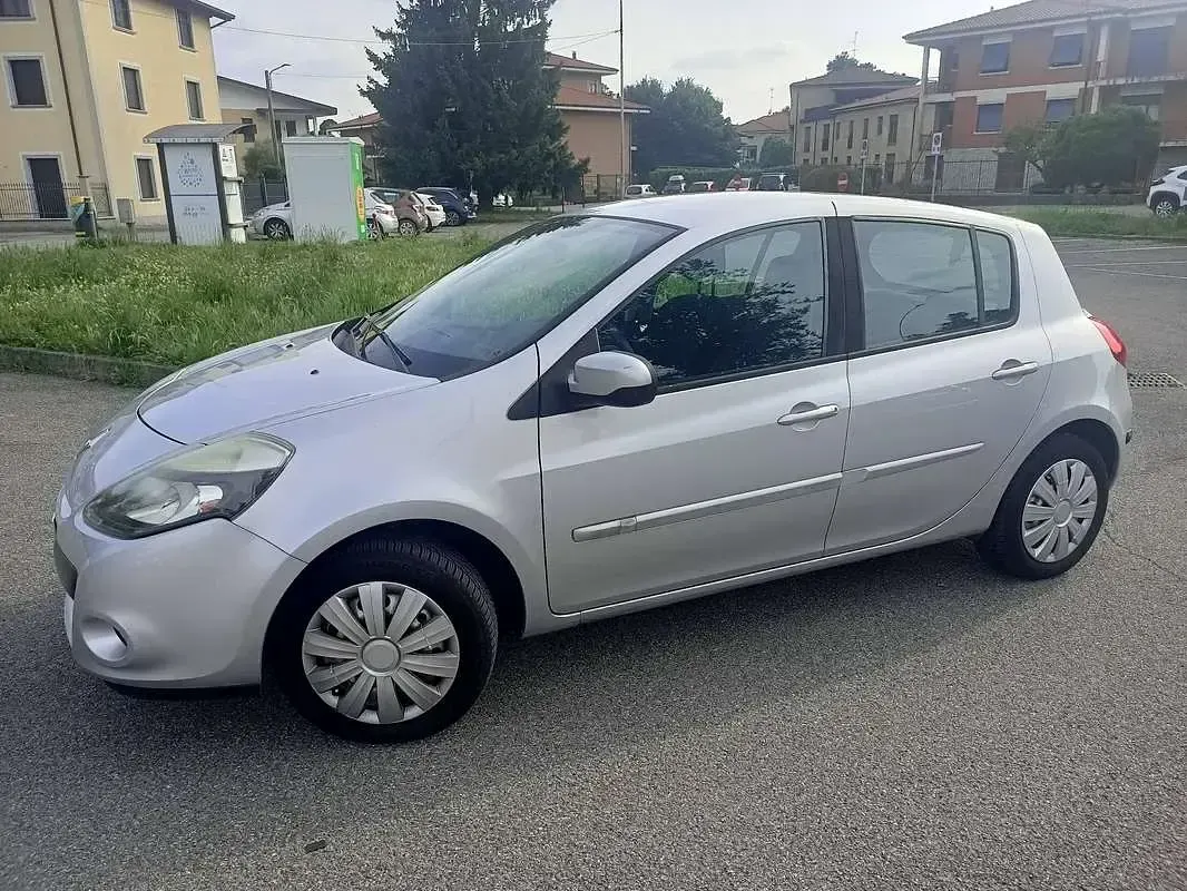 Usata Renault Clio III Dynamique 75 CV (55 kW) 2009 Berlina