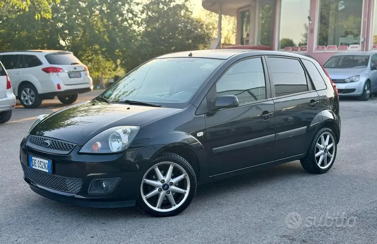 Usata Ford Fiesta 90 CV (66 kW) 2006 Nero Utilitaria
