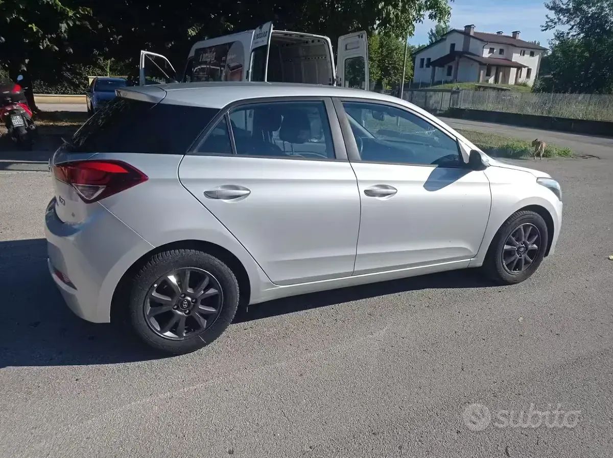 Usata Hyundai i20 75 CV (55 kW) 2017 Grigio Berlina