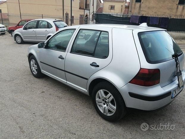 Usata VW Golf IV 101 CV (74 kW) 2002 Grigio Berlina