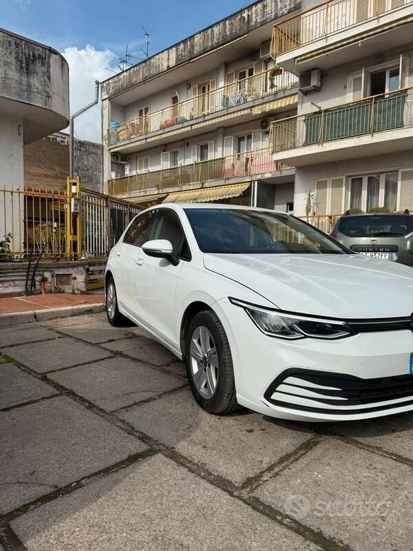 Usata VW Golf VIII 150 CV (110 kW) 2020 Bianco Utilitaria