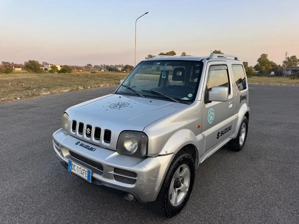 Usata Suzuki Jimny 85 CV (62 kW) 2007 Argento SUV