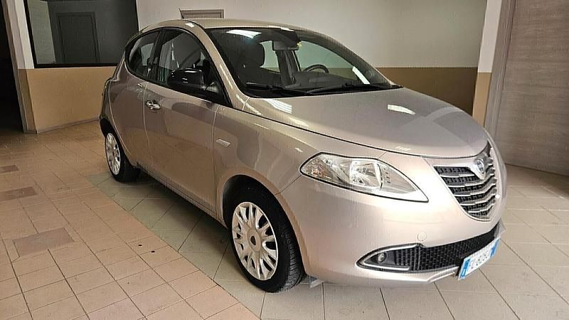 Usata Lancia Ypsilon Gold 95 CV (69 kW) 2013 Marrone Utilitaria