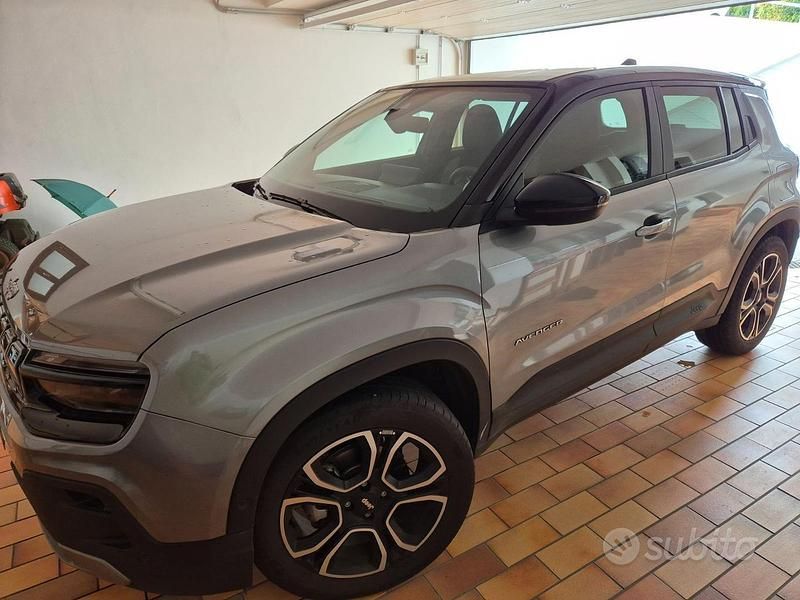 Usata Jeep Avenger 114 kW (156 CV) 2023 Grigio SUV