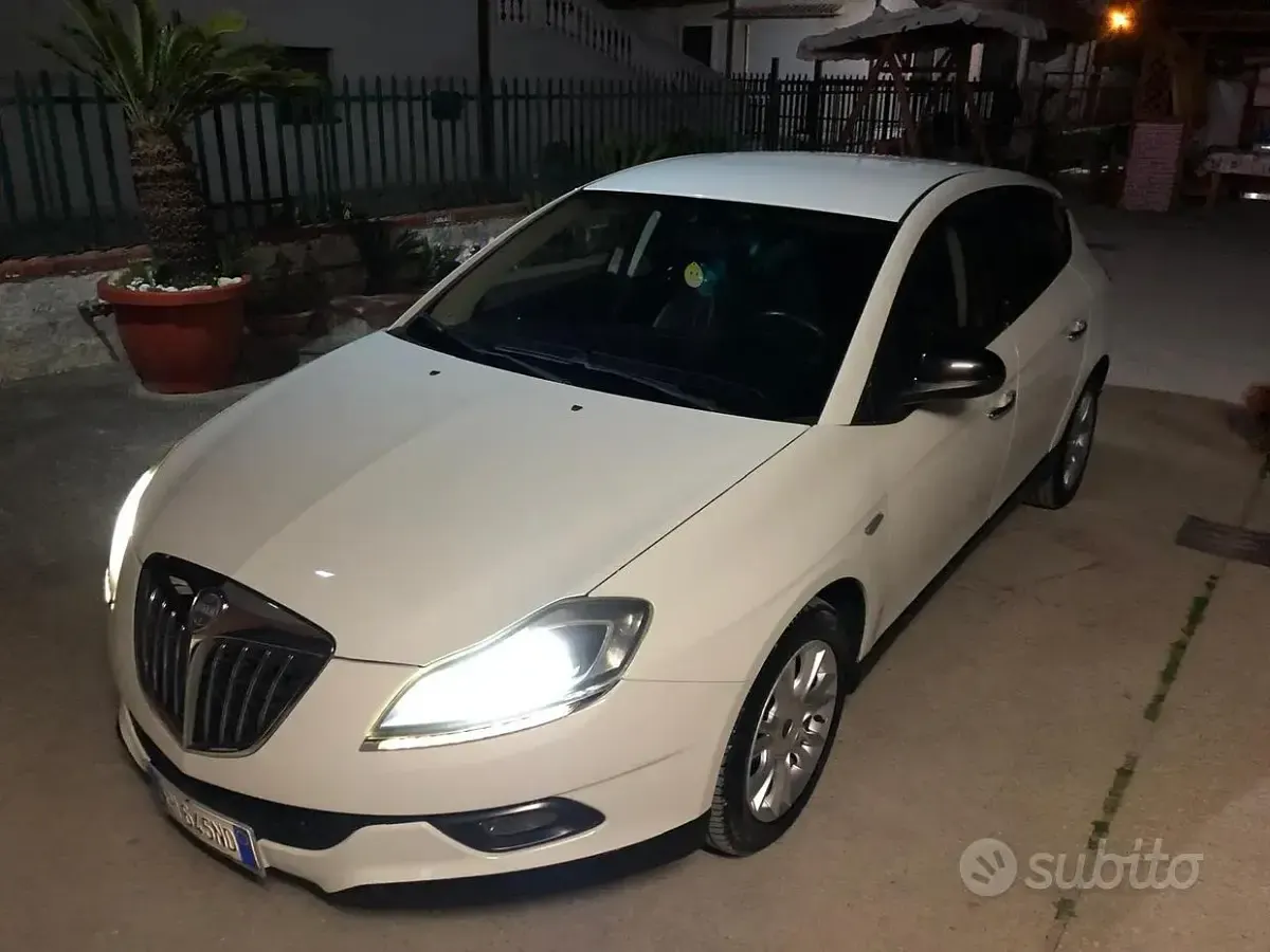 Usata Lancia Delta 120 CV (88 kW) 2011 Bianco Utilitaria