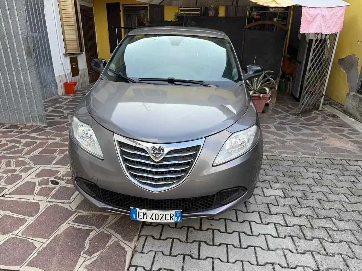 Usata Lancia Ypsilon 85 CV (62 kW) 2013 Grigio Utilitaria