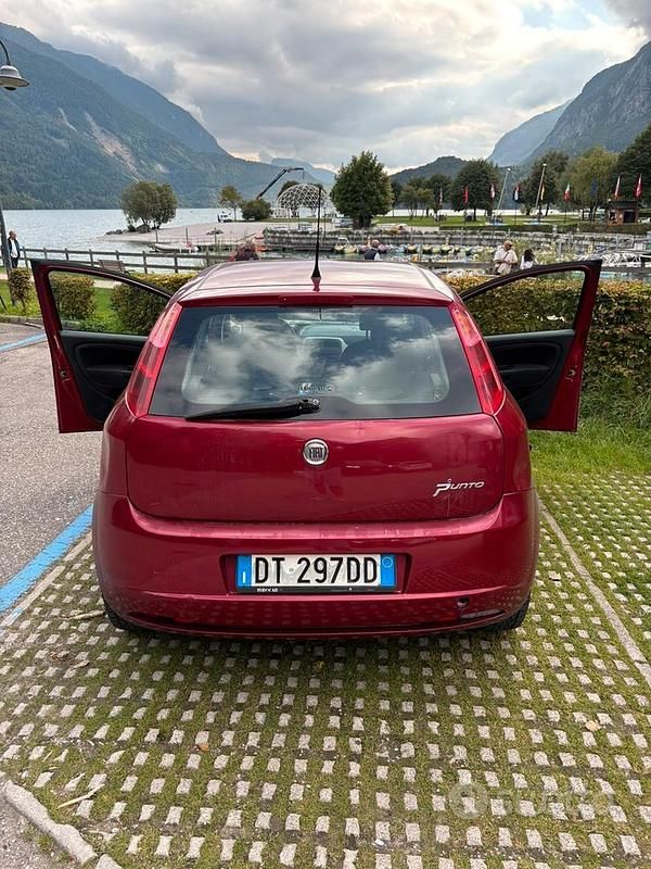 Usata Fiat Grande Punto 65 CV (47 kW) 2011 Rosso Utilitaria
