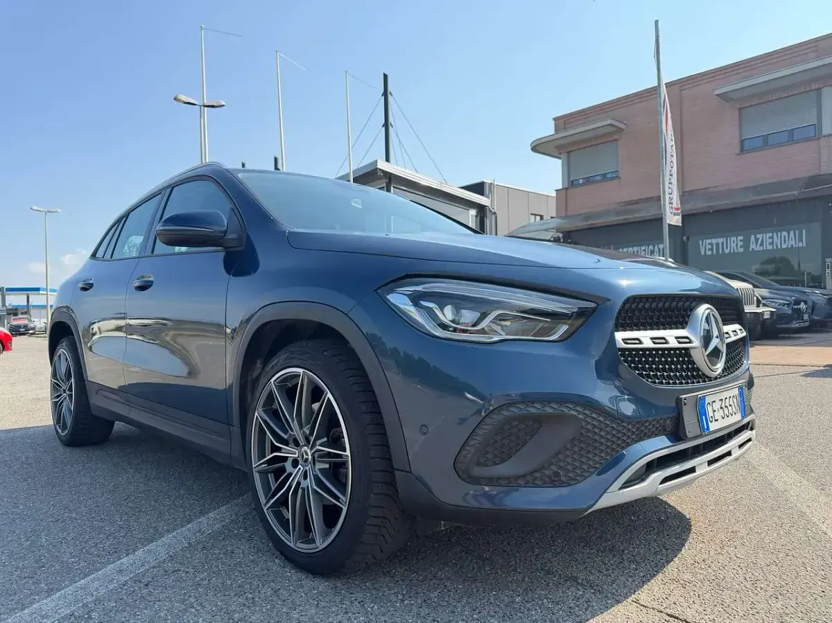 Usata Mercedes GLA180 Business 116 CV (85 kW) 2021 Blu/azzurro SUV