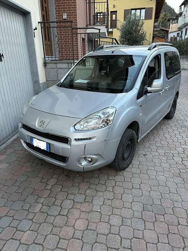 Usata 2015 Peugeot Partner Tepee Active Monovolume | 6000 € (Buon prezzo) - Immagine 1/4