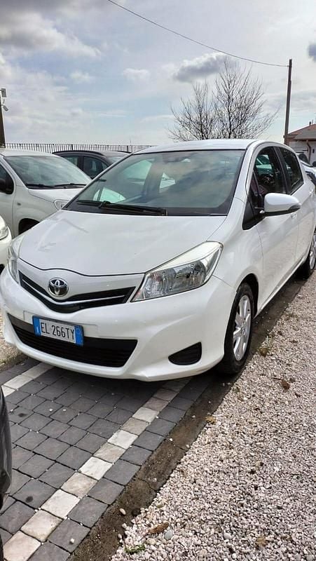Usata Toyota Yaris Lounge 90 CV (66 kW) 2012 Bianco Berlina