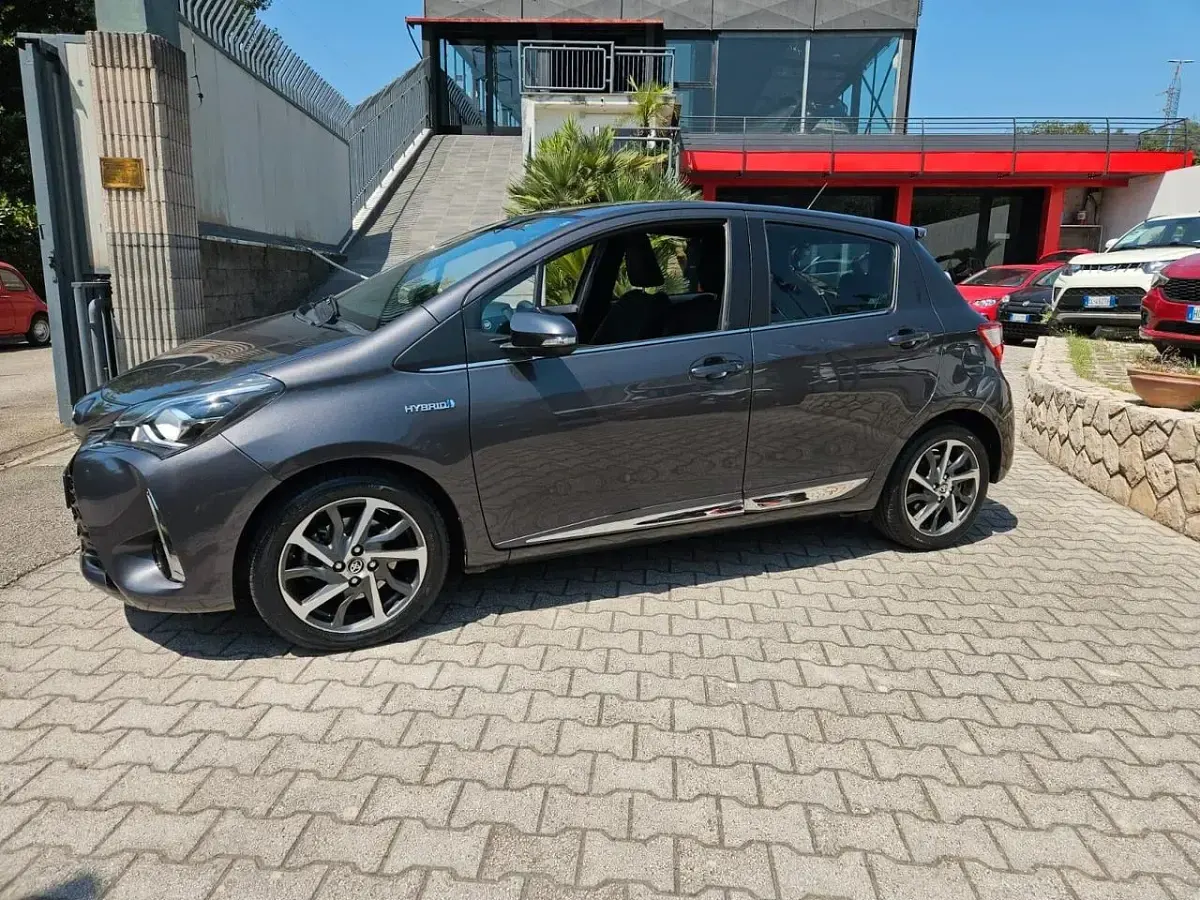 Usata Toyota Yaris Hybrid Style 73 CV (53 kW) 2017 Grigio Berlina