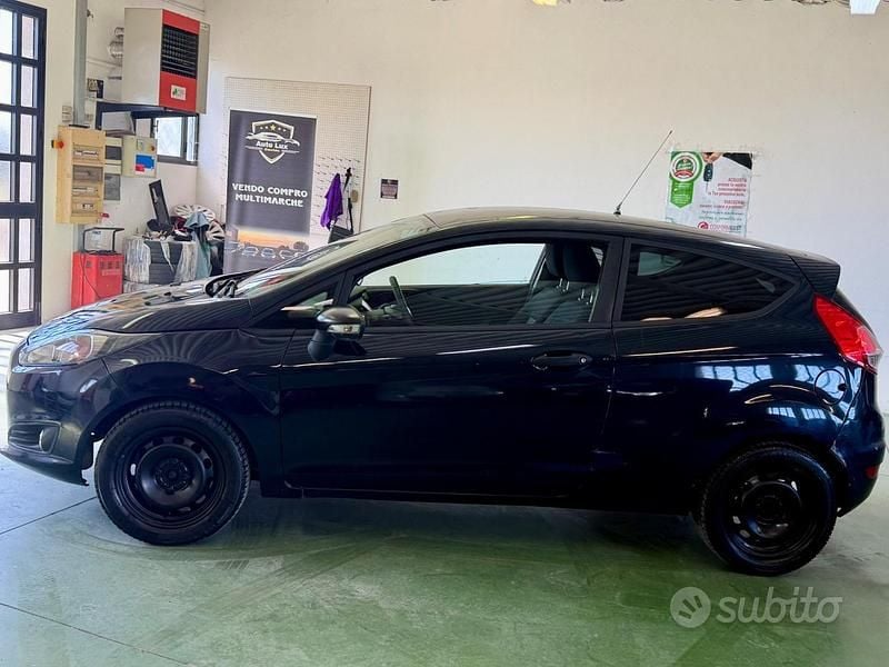 Usata Ford Fiesta 75 CV (55 kW) 2015 Blu Furgone