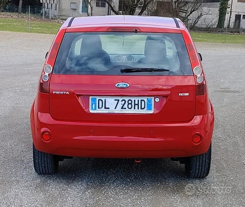 Usata Ford Fiesta Ghia 68 CV (50 kW) 2007 Rosso Utilitaria