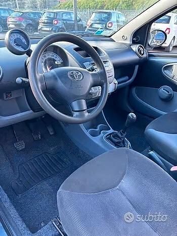 Usata Toyota Aygo 67 CV (49 kW) 2006 Grigio Utilitaria
