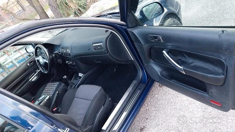 Usata VW Golf IV R 75 CV (55 kW) 2000 Blu Utilitaria
