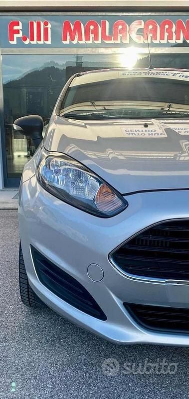 Usata Ford Fiesta 95 CV (69 kW) 2015 Argento Utilitaria
