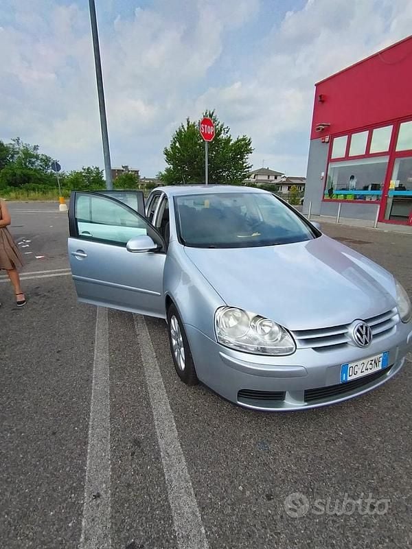 Grigio Usata 2007 VW Golf V Due volumi | 3300 € (Buon prezzo) - Immagine 1/4