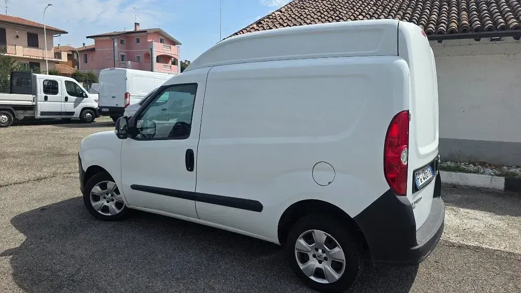 Usata Opel Combo 105 CV (77 kW) 2017 Bianco / pastello Monovolume