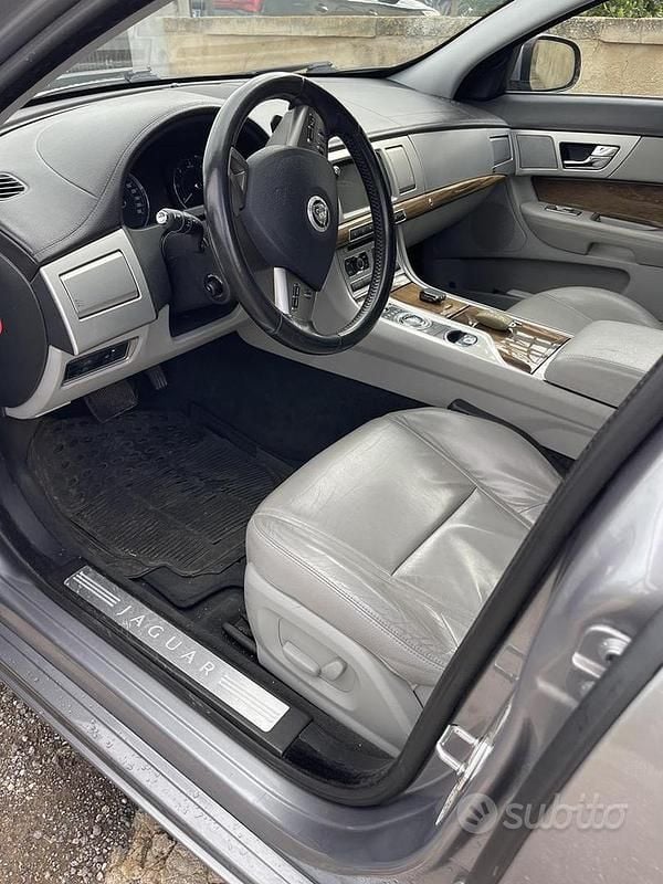 Usata Jaguar XF 190 CV (139 kW) 2012 Grigio Berlina