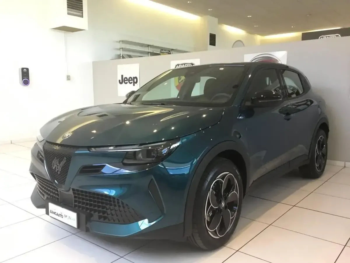 Usata Alfa Romeo Junior 114 kW (156 CV) 2025 Blu SUV