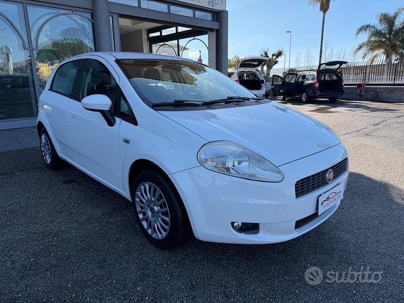 Usata Fiat Grande Punto Dynamic 77 CV (56 kW) 2009 Bianco Utilitaria