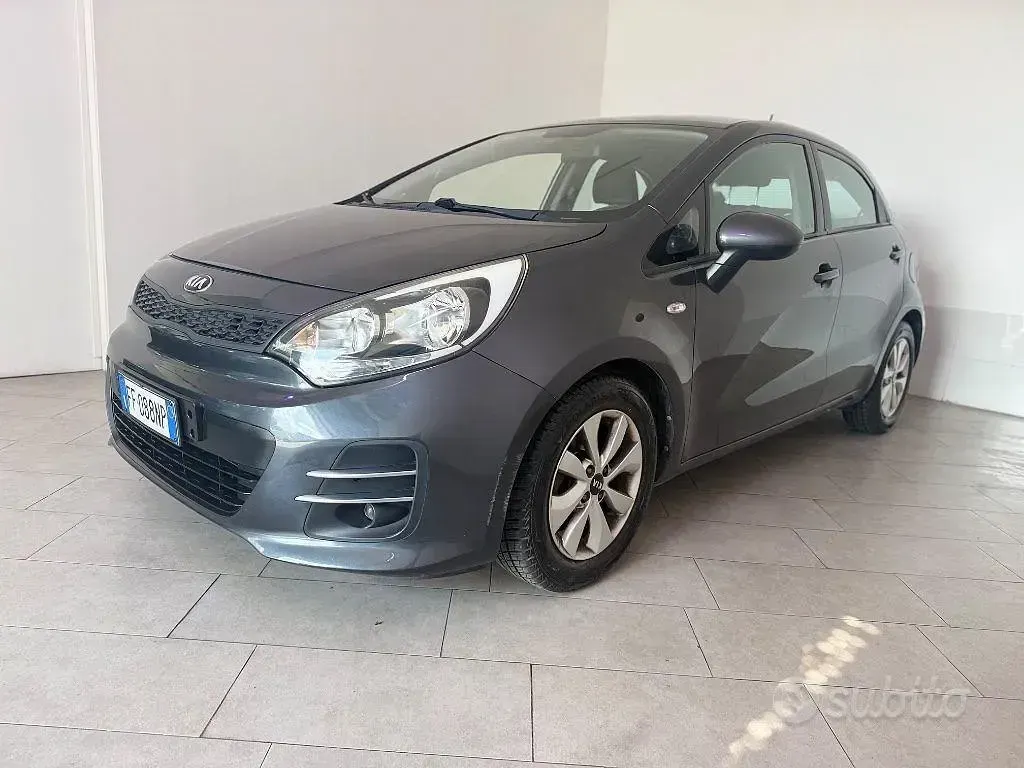 Usado Kia Rio 84 CV (61 kW) 2016 Gris Utilitario