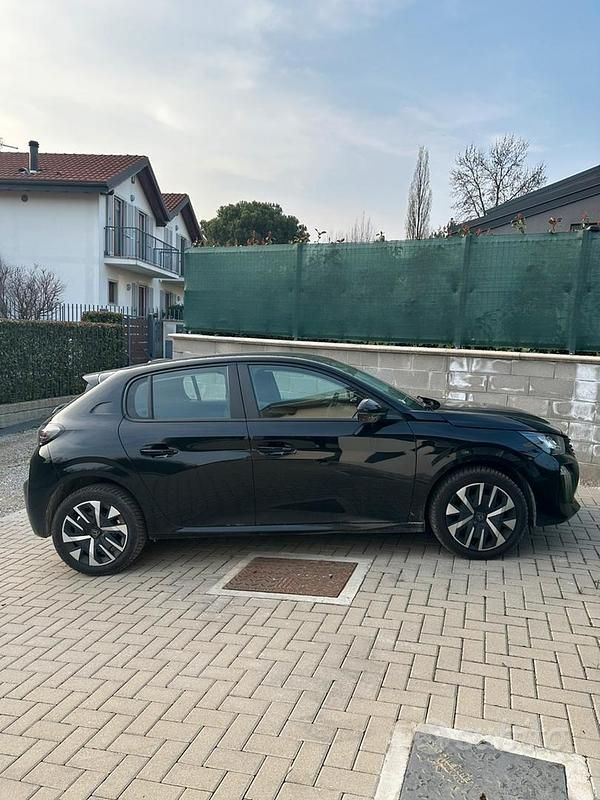 Usata Peugeot 208 Active 2024 Nero Utilitaria