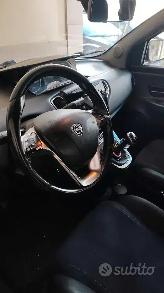Usata Lancia Ypsilon 80 CV (58 kW) 2013 Nero Utilitaria
