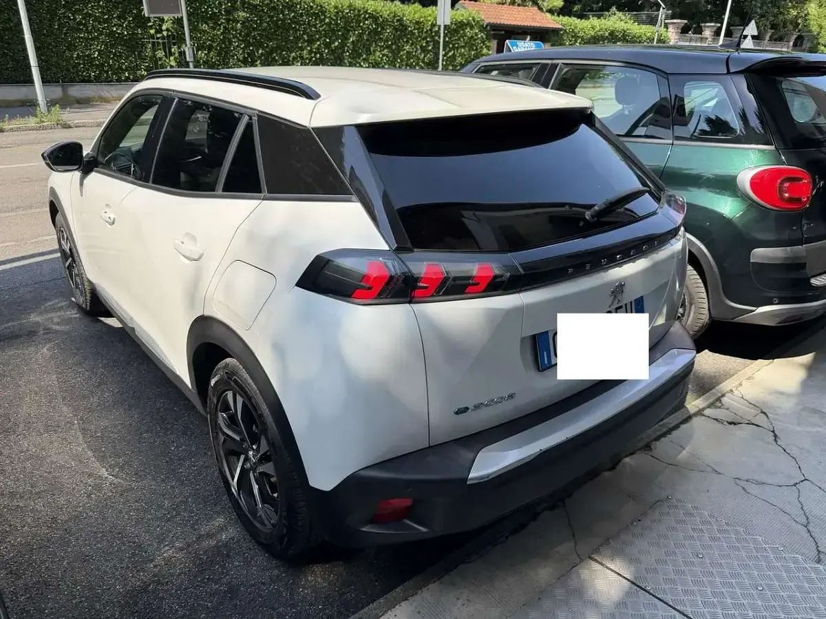 Usata Peugeot e-2008 Allure 56 kW (77 CV) 2023 Bianco SUV