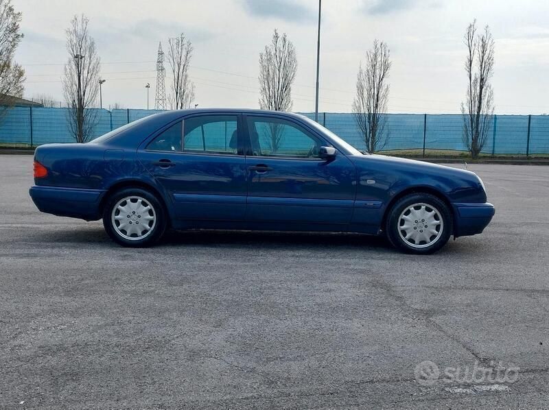 Usata Mercedes E200 Classic 186 CV (136 kW) 1997 Blu Berlina