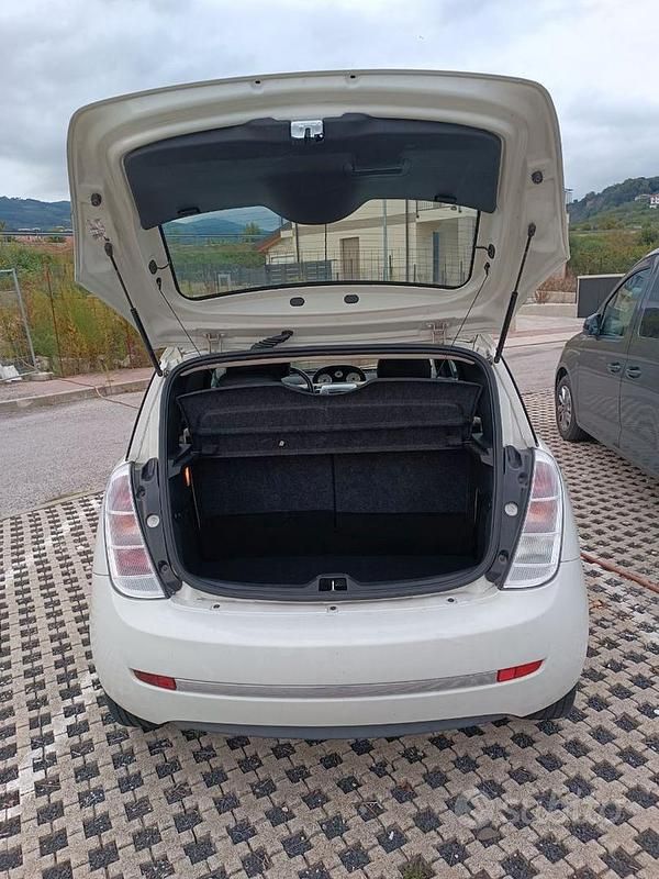 Usata Lancia Ypsilon 75 CV (55 kW) 2010 Bianco Utilitaria