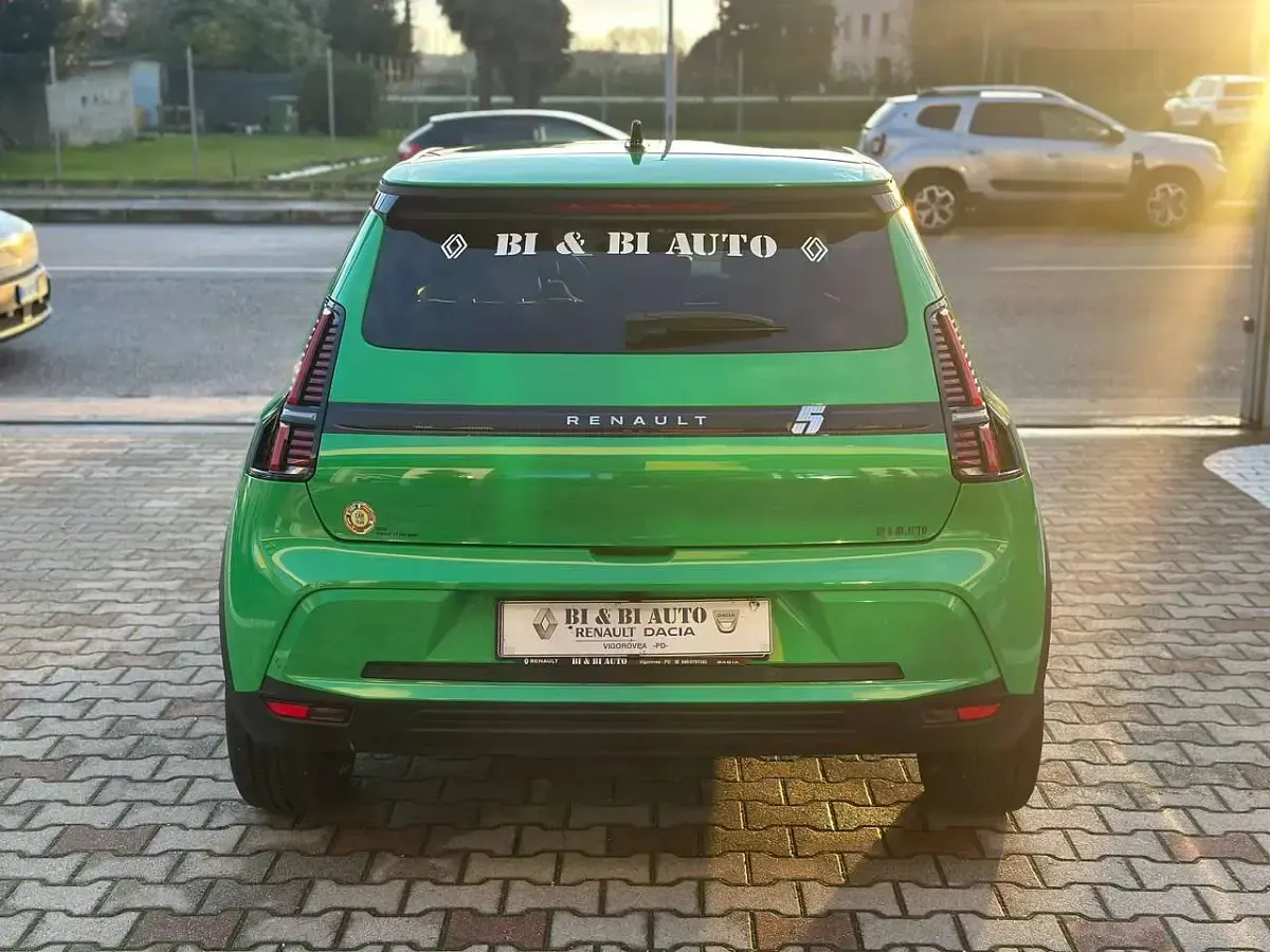 Usata Renault 5 E-Tech Urban 77 kW (106 CV) 2025 Verde pop Berlina