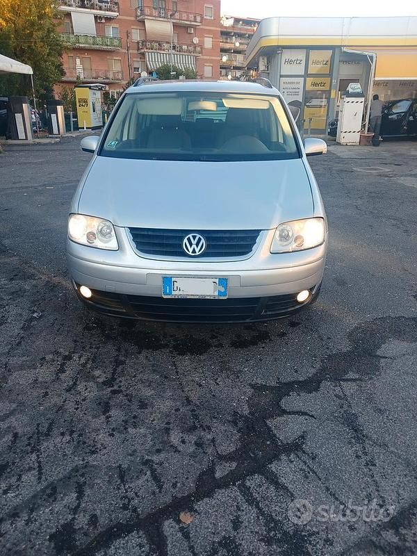 Grigio Usata 2006 VW Touran Monovolume | 2500 € (Buon prezzo) - Immagine 1/4