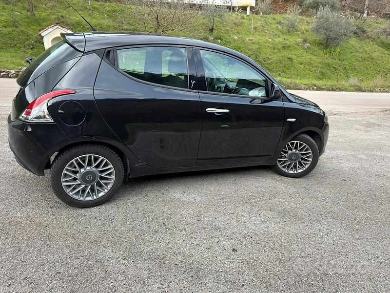 Usata Lancia Ypsilon 69 CV (50 kW) 2012 Nero Utilitaria
